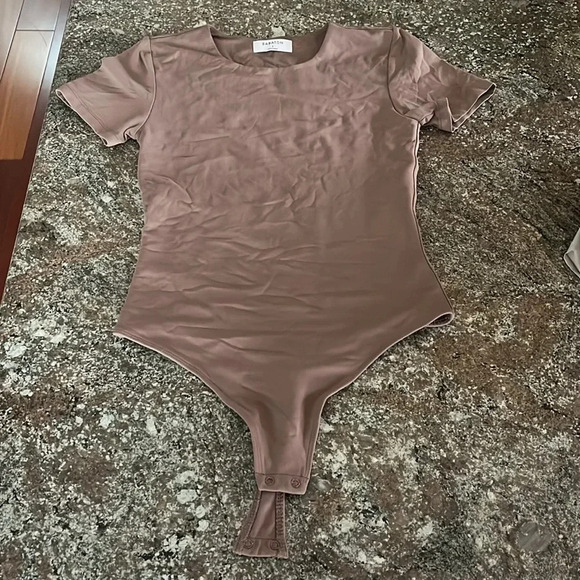 Babaton Aritzia Contour High Neck Short Sleeve Thong Bodysuit Brown Taupe Size S - Picture 2 of 11
